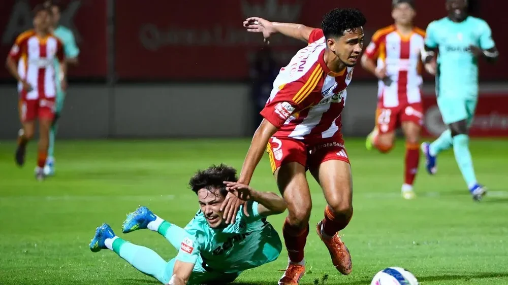 Rafael Nel no chão após disputa de bola (Photo by Miguel LEMOS / AFP via Getty Images)