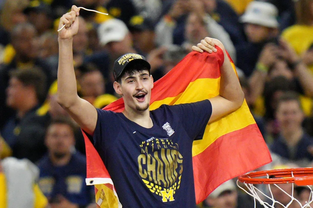 Aday Mara, corta la red tras ganar la NCAA con Michigan.