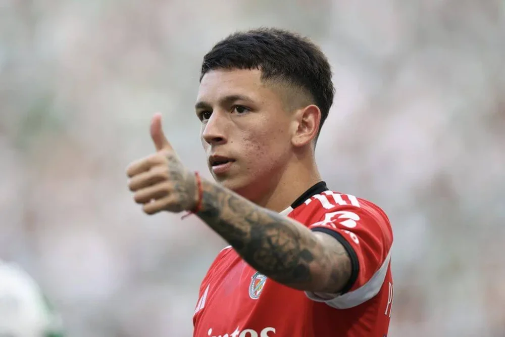 Prestianni playing for Benfica