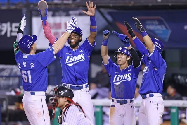 삼성 라이온즈 전병우가 12일 서울 잠실구장에서 열린 엘지(LG) 트윈스와 경기에서 8회 만루홈런을 친 뒤 팀 동료들과 기뻐하고 있다. 삼성 라이온즈 제공